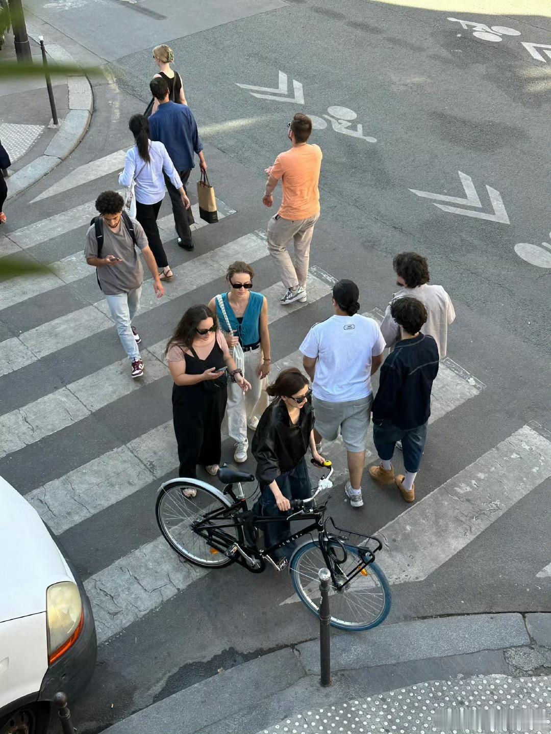 法国街头偶遇张予曦骑自行车巴黎合伙人录制路透张予曦骑自行车真的是行走的画报啊！真