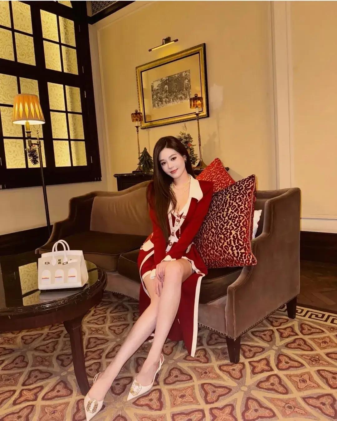 优雅红裙，复古咖啡馆，精致生活