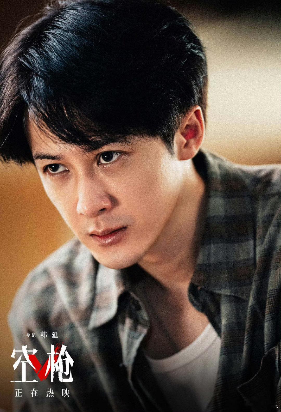 檀健次欢迎大家来听阿亓路演现场动人演绎《阿亓》，简单伴奏之下，檀健次以歌声共情亓