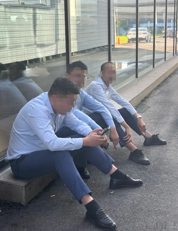 没有了银行的高息高返，再加上盛夏卖车淡季，销售们的日常只能是坐在门口吹牛打屁了[
