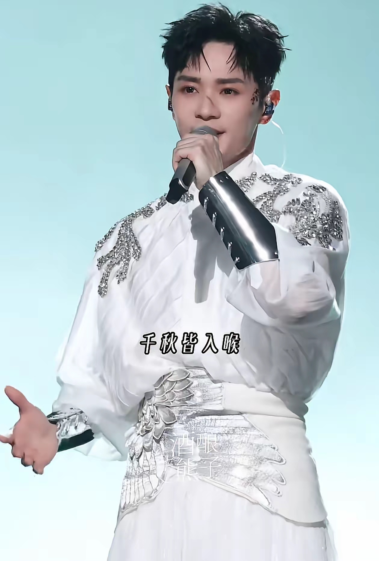 曹骏披哥席位第一初舞台他表演国风曲目，边唱歌边耍长枪，武打功底尽显，氛围感直接拉