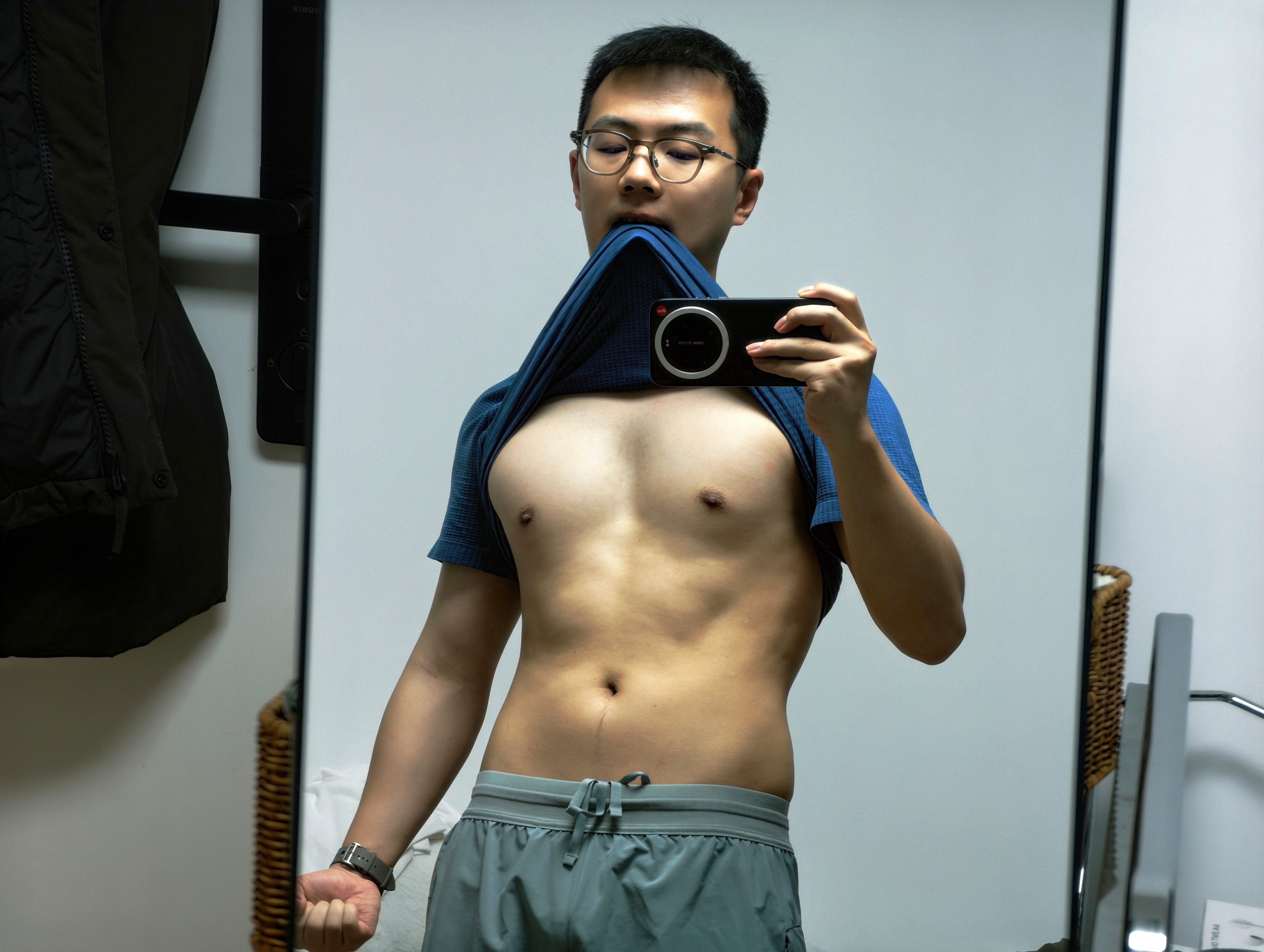果然还是不完全脱衣服能看一点腺病毒感染还是严重，两周了，还没恢复原来的重量 