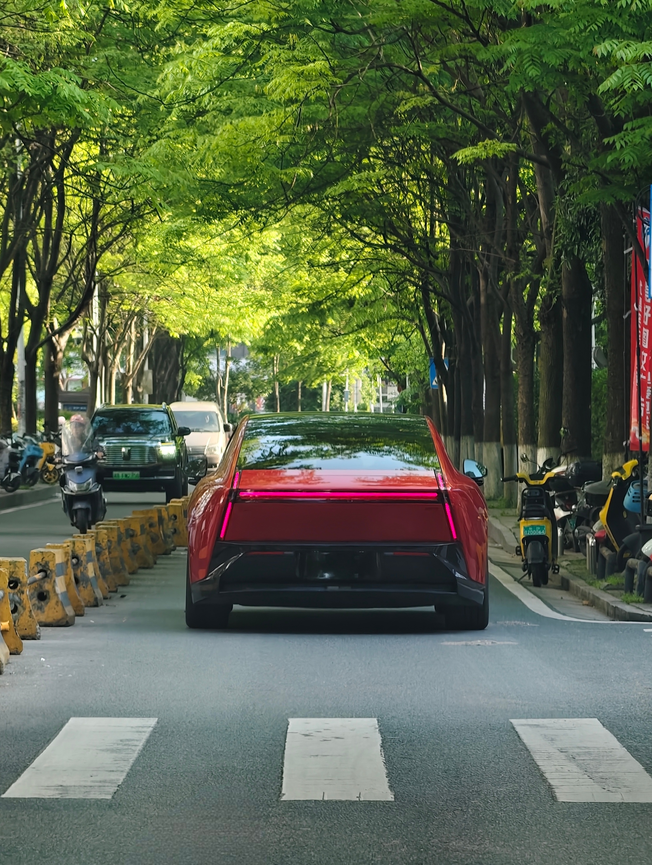 小鹏P7的车尾设计很好看 