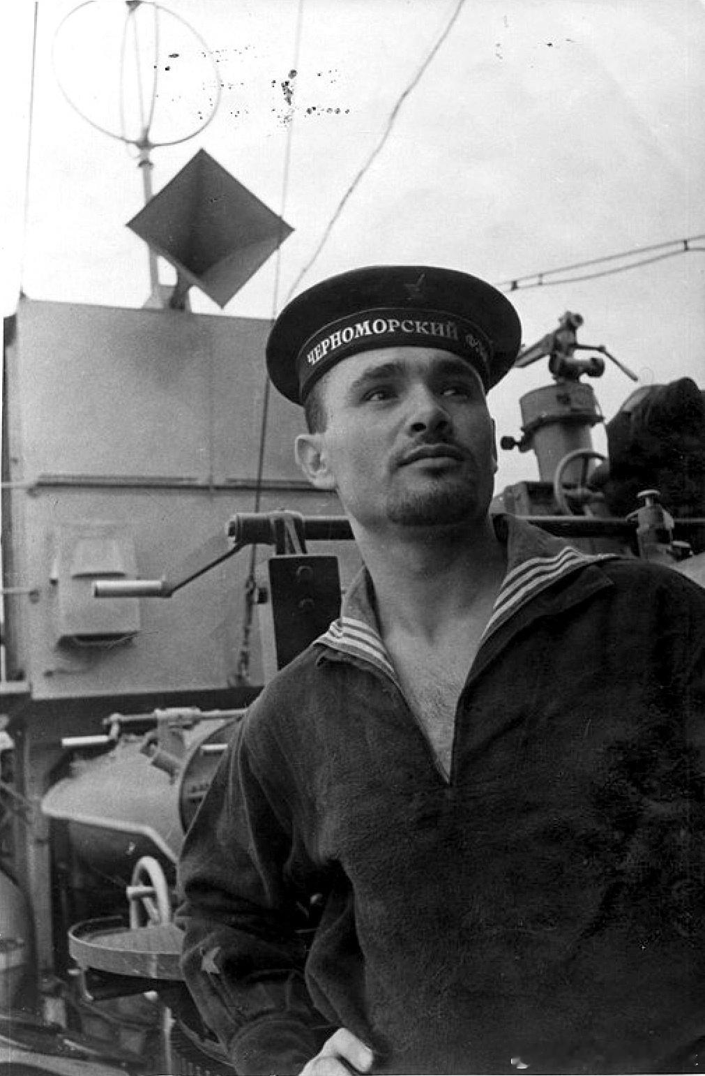 1941年9月黑海舰队驱逐舰Незаможник“贫农”号上的无线电操作员、上等
