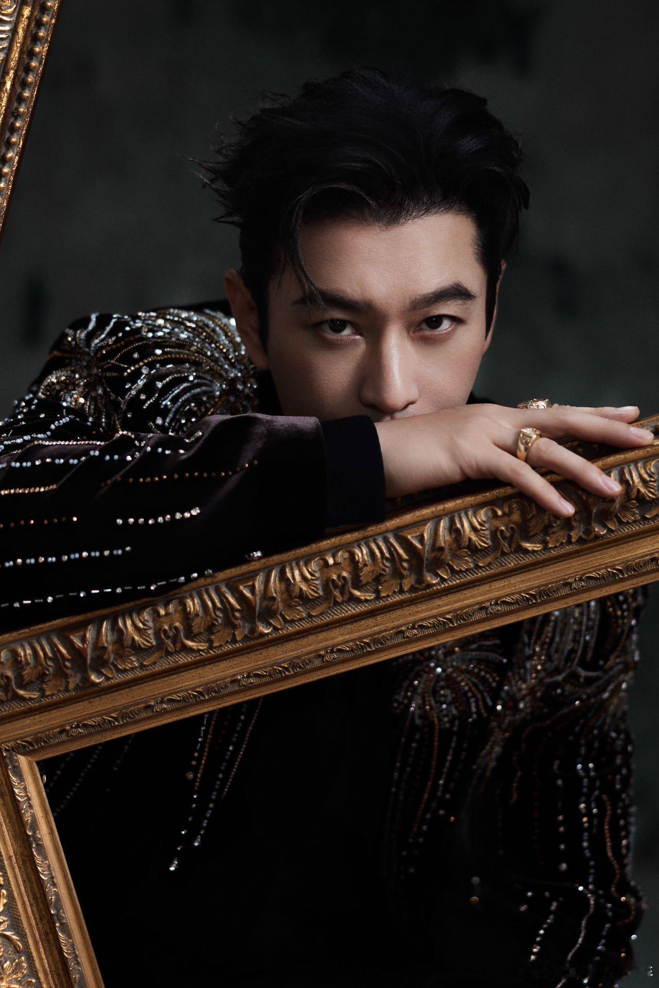 看黄晓明跨年舞台无法保持苹果肌扁平黄晓明 没有不帅的义务 转台瞬间被黄晓明的颜值