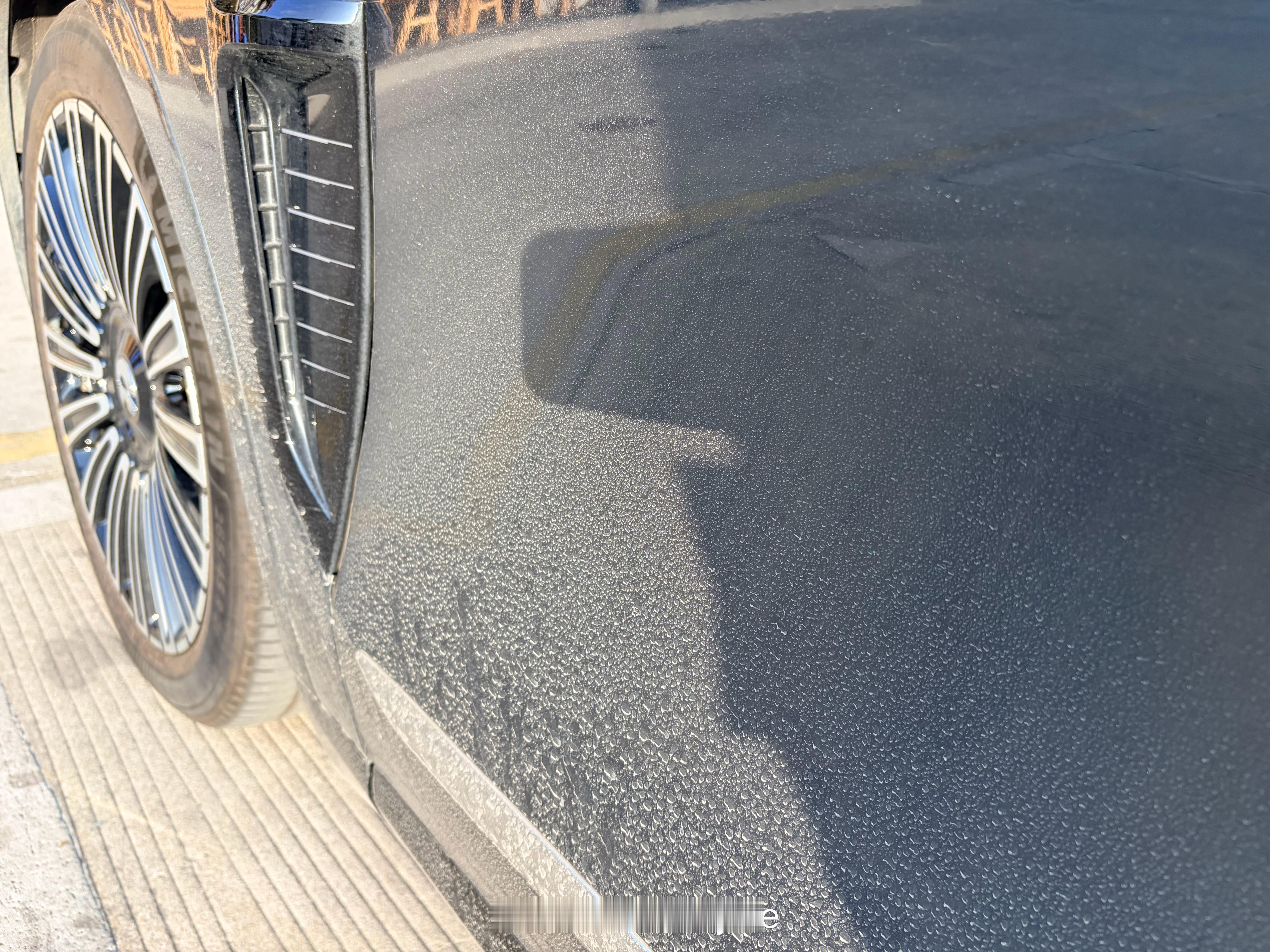 我对深圳的撒水车已经到了深恶痛绝的地步，每次我洗完车，只要一出来左转，就一定会弄