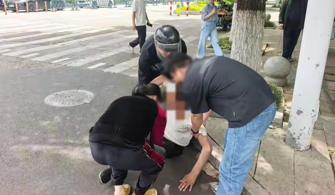 闹市路口突发车祸！路人秒出手救人尽显平民大义
危难见人品，危急显初心。平凡百姓的