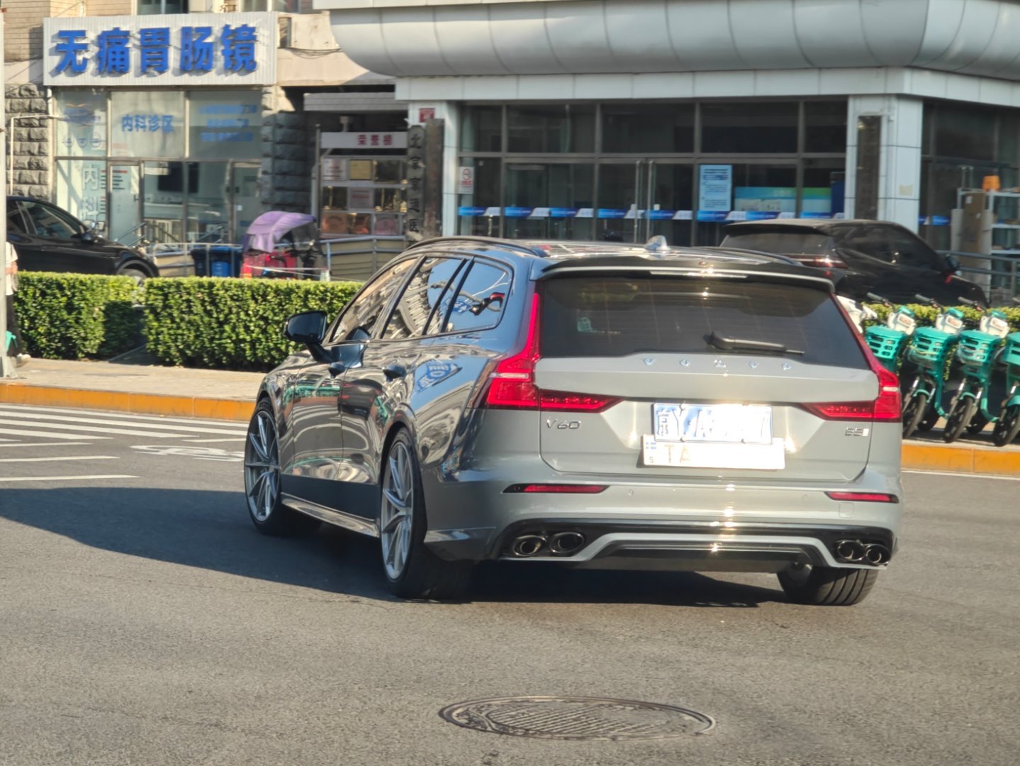 路遇一辆贼帅的V60