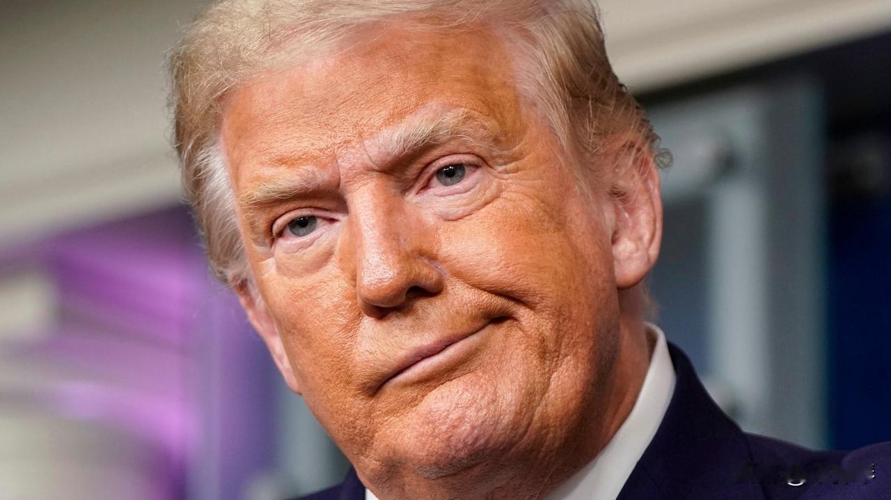 一觉醒来，特朗普又开始威胁了：

“谁向伊朗提供军火，美国就对谁加征50%关税，