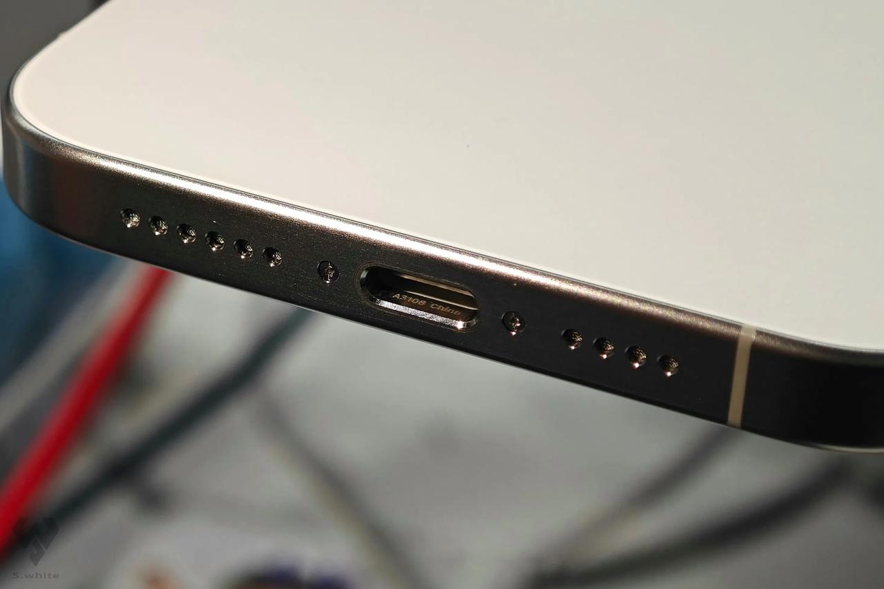 今天拿到15系列的小伙伴们，看看充电C口上面的型号和产地。