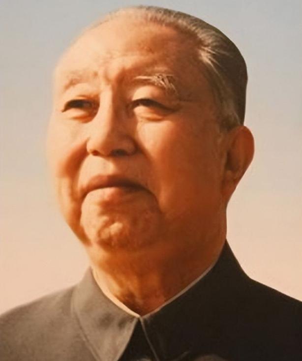 华国锋80大寿，在饭桌上对侄女说：中国的前途在你们年轻人身上

2001年，华国