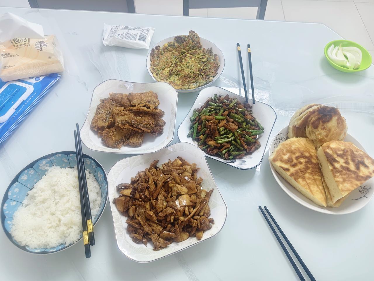 她自己也发愁，怕胎儿营养不良。我说，其实家常便饭最养人，只要能吃下去，能吸收就行