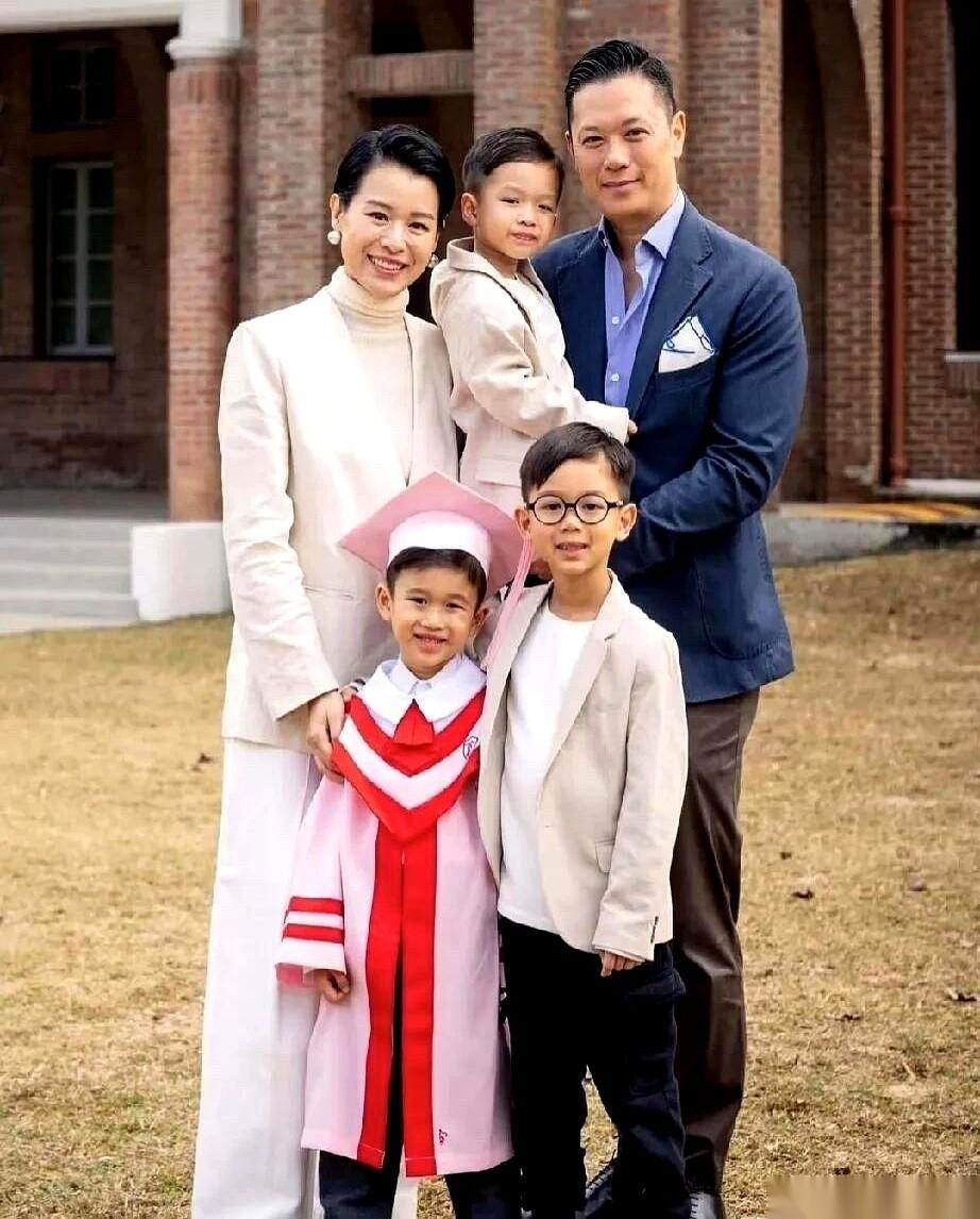 很多人都说，胡杏儿现在比年轻时更有女人味了。
但他们没看懂。
关键根本不是脸，而