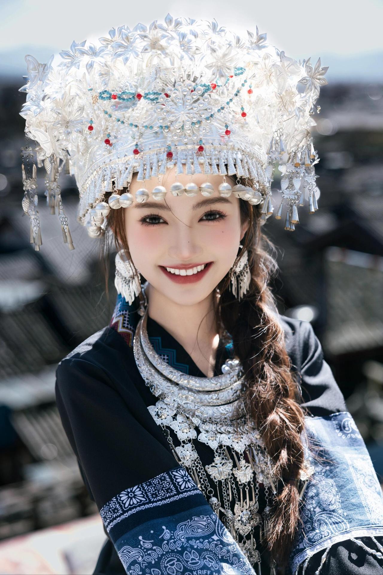 惊艳的民族风头饰笑容灿烂的姑娘传统与现代的完美融合民族风刺绣发箍 民族风穿搭