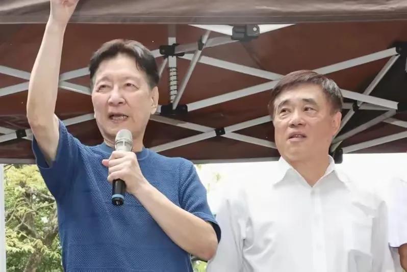 朱立伦让赵少康走了一个“后门”，他决定和郝龙斌联手竞选。现郝龙斌出局，赵少康确定