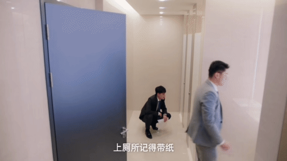 檀健次新剧上厕所没带纸爱情有烟火 在厕所讲战术讲得头头是道，结果发现没带纸那一刻