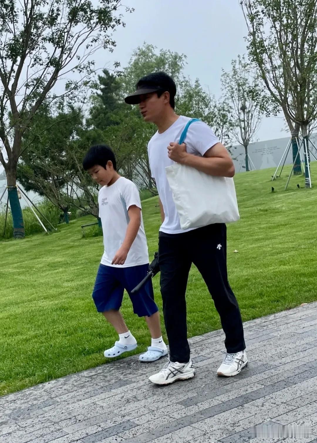 佟大为现身河北阿那亚度假，他十岁的儿子看起来瘦身不少了啊，越来越像爸爸佟大为了！