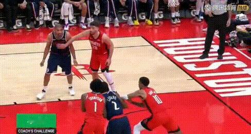 戏真多！火箭快船17秒打了半小时。
阿门17秒补篮2+1火箭领先3分（图4），祖
