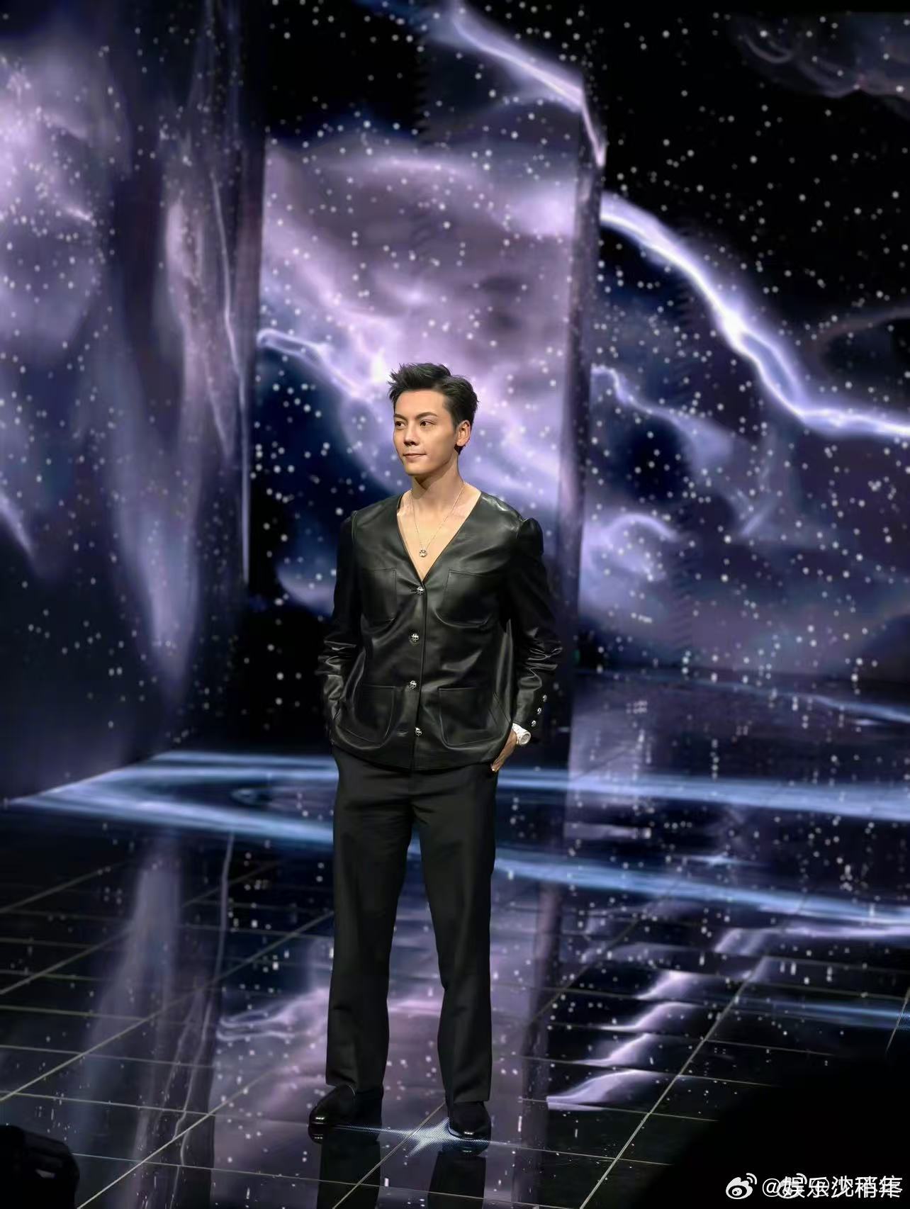 陈伟霆好深的V微博之夜 在这一场微博之夜，陈伟霆的深V无疑成为了全场的焦点，气质