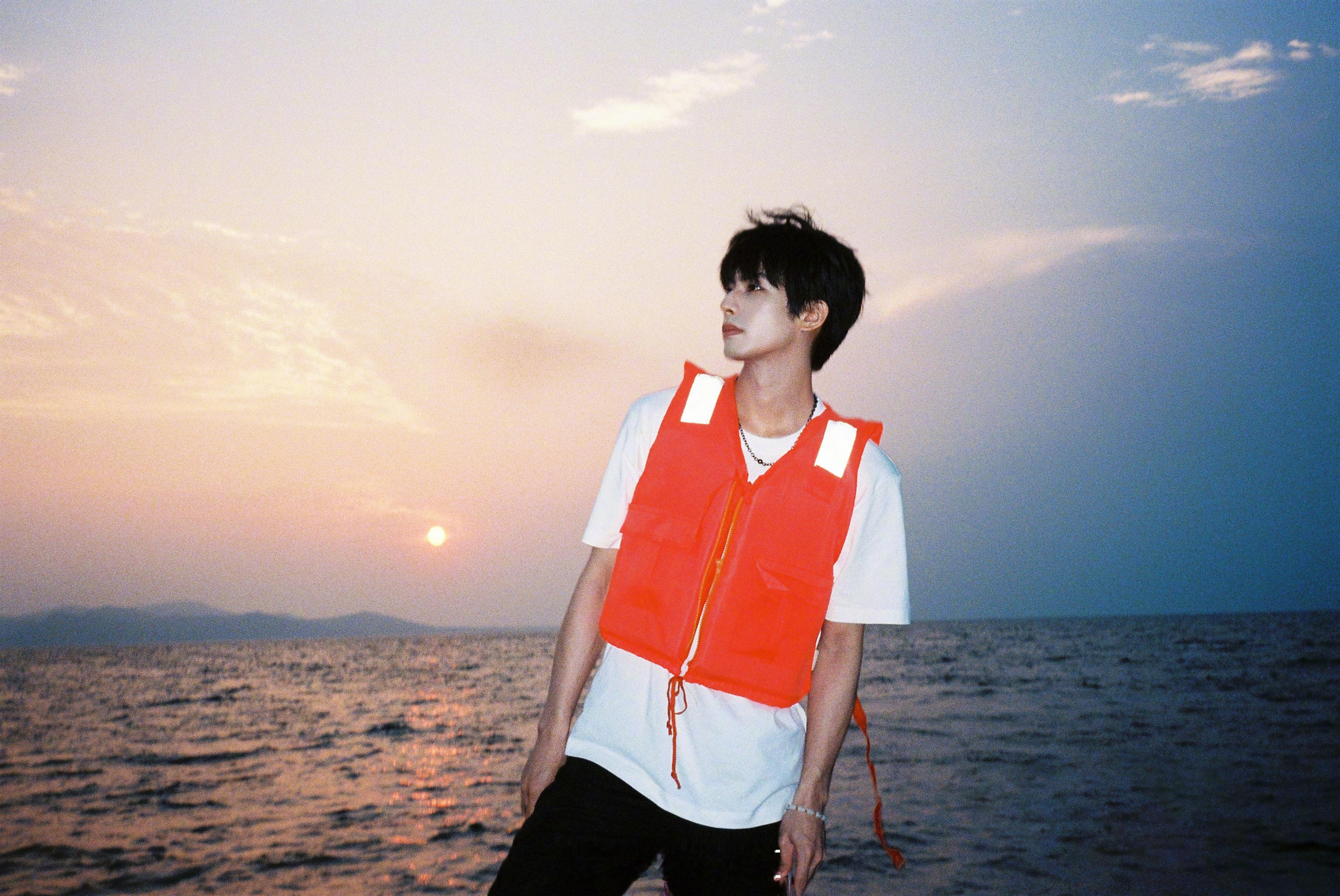 #宋威龙把救生衣穿成时尚单品##宋威龙海边逆光图# 宋威龙在海边的时尚表现，让人