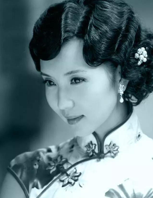 1891年，16岁的张作霖落难乞讨，孙寡妇看中了他，解开衣扣，掏出一块腰牌给他：