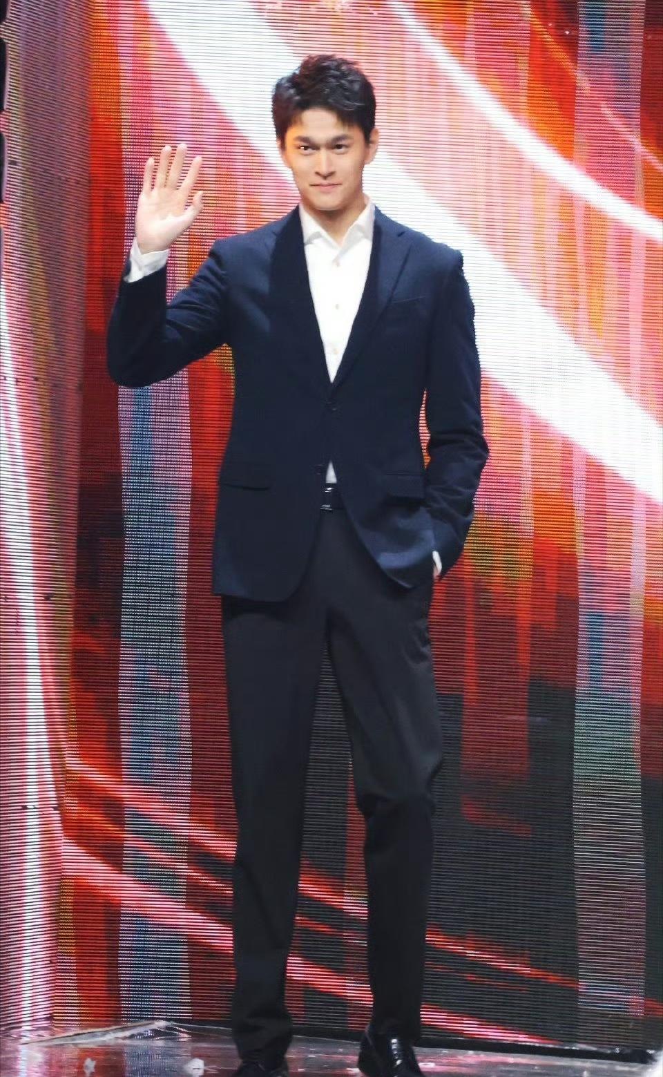 不知道你们发现没，孙杨是越来越帅了！今晚亮相PEL全明星夜，一袭西装直接帅炸全场