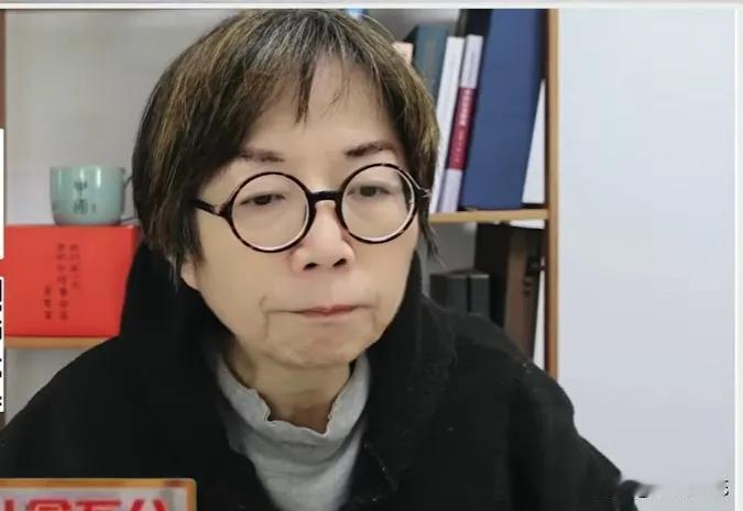 媒体人黄智贤最近发声怪怪的，至从大陆回到台湾就向变了一个人似的，老是偏向民进党说