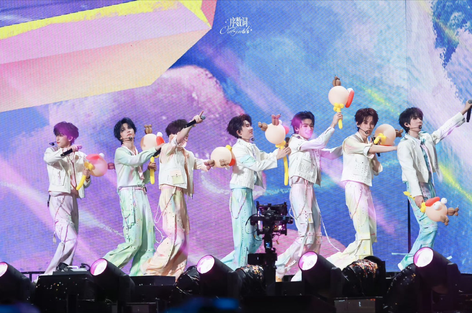 时代少年团 时代少年团合照 名创优品全球代言人时代少年团 ＂镜头里的对视，哪怕是