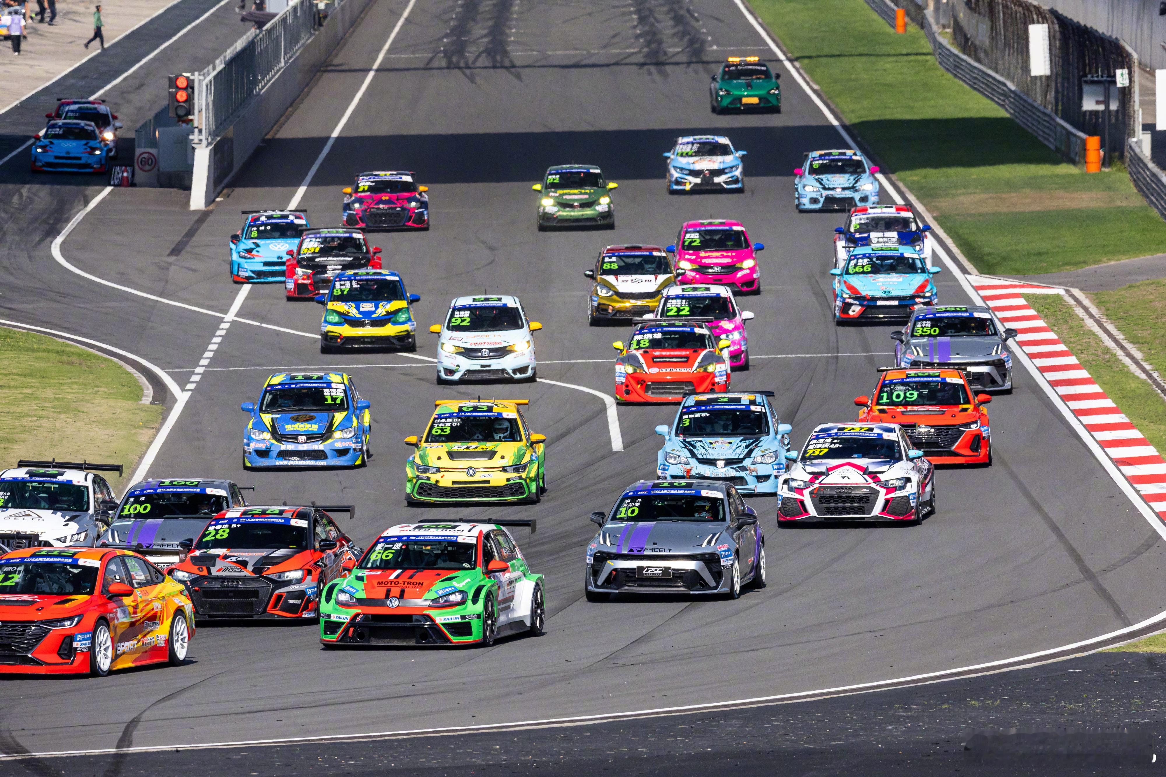 CTCC 中国汽车场地职业联赛首站在上海国际赛车场举办，领克同步参战三大赛事，交