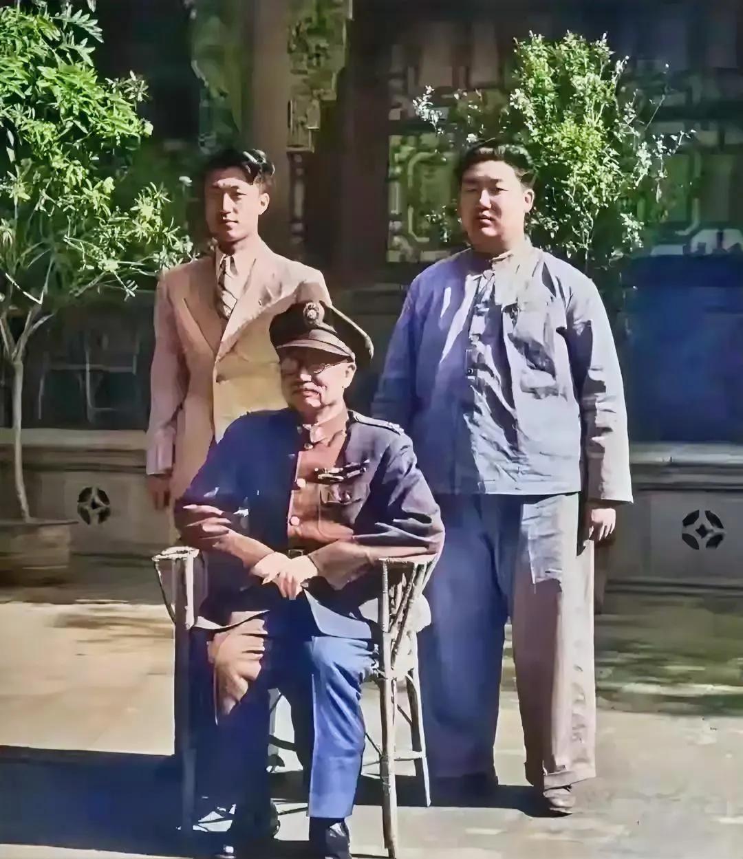 大家仔细看，这位曾经的“山西王”，后面站的怎么好像北边小国的那位呢？
照片中，他