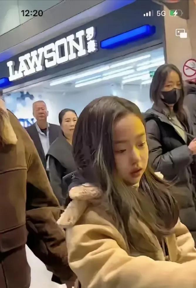 别骂董璇了，她可能是最清醒的那个妈。
当别的家长还在纠结孩子作业时，董璇已经推着