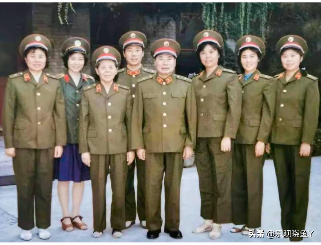 上世纪80年代中期，北京，开国将军杨得志一家人的珍贵合影。真是惊艳了时光！