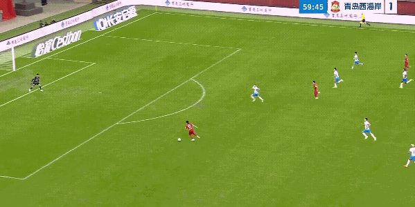 重庆铜梁龙这个中国香港小将吴语曦踢球可能还是缺乏足够的自信心，有的时候有机会可能