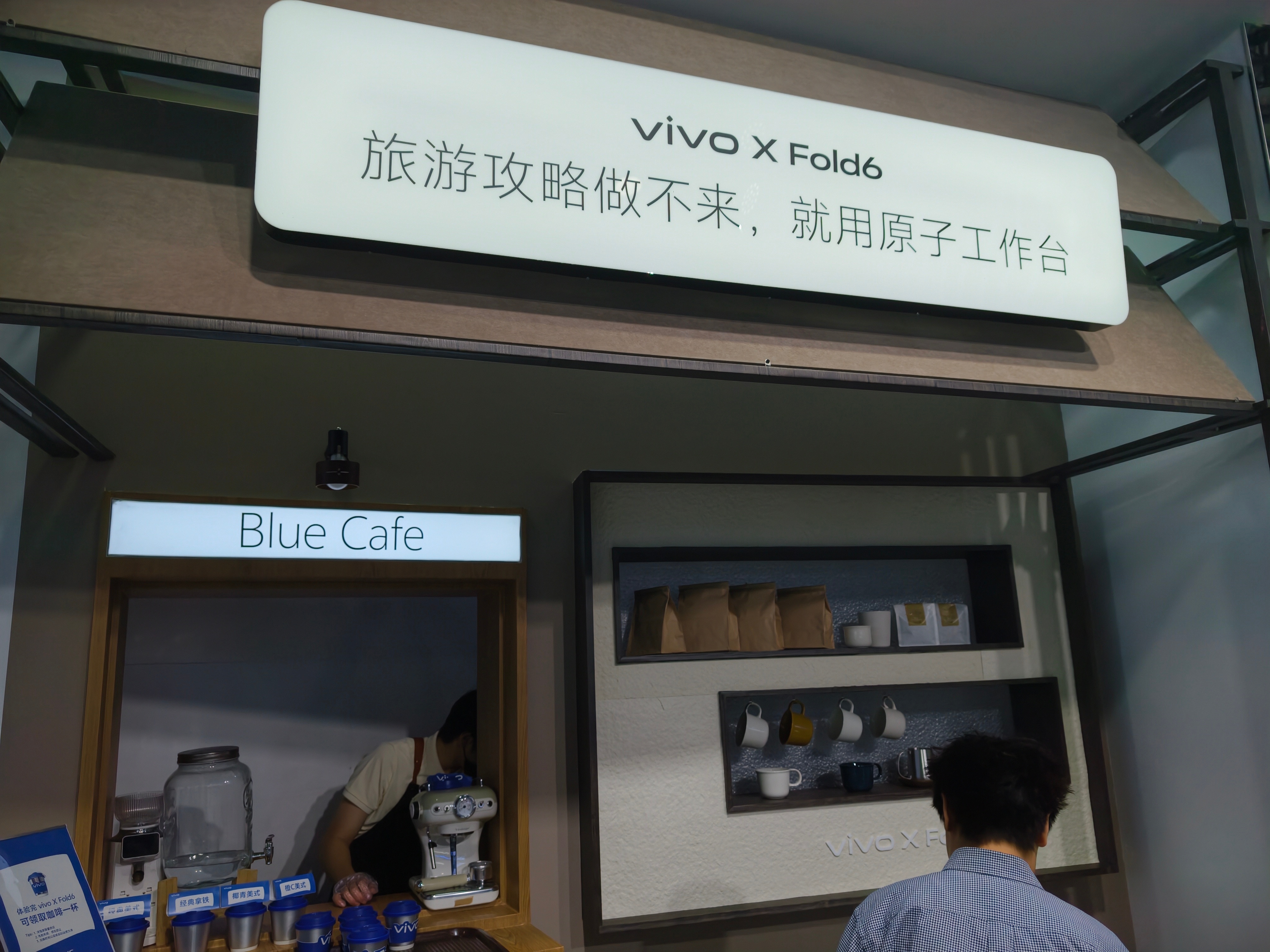 大屏+AI听完了，顺便看看明天晚上要发的机器，人真多。 