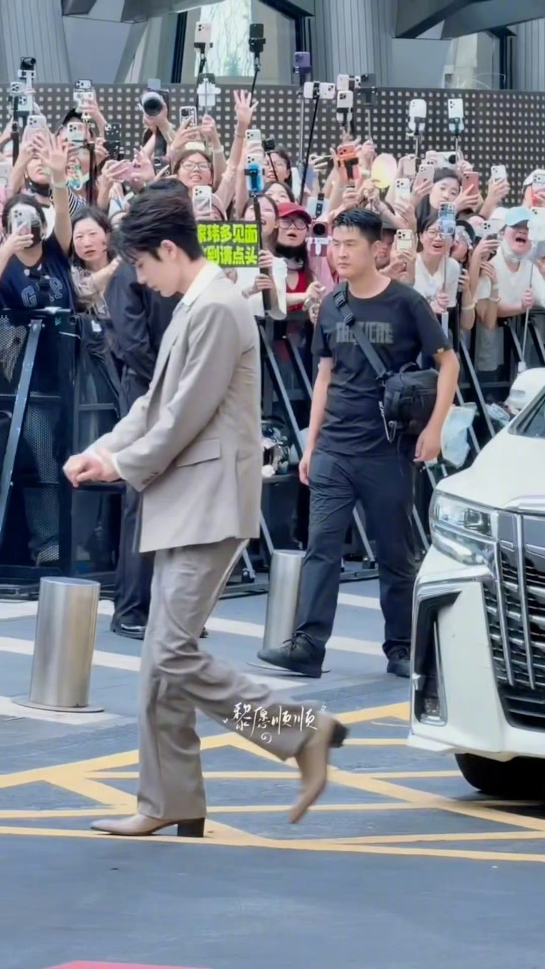 张凌赫卡其色西装造型张凌赫尖头带根皮鞋张凌赫上班路透新鲜送达一身卡其色西装温柔显