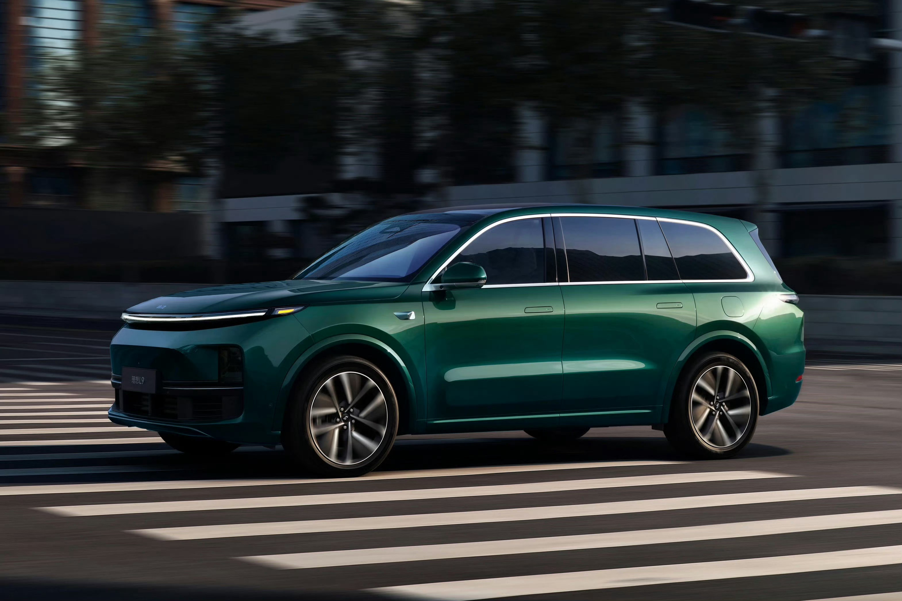 大家发现没？上面3台车和下面3台车完全是两种派系的外观风格极氪8X走的是一个纯纯