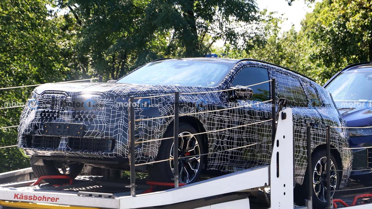 新一代宝马X3 M50i谍照曝光，这款原型车在测试期间被发现停在拖车上。
从其四
