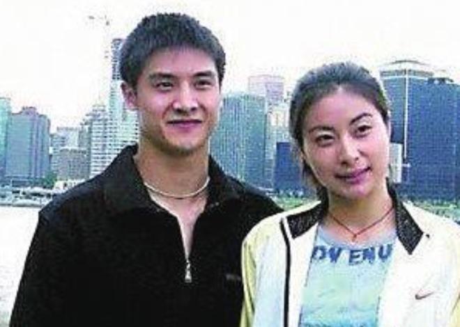 2006年，泳池边上，田亮二话没说，"噗通"一声就跳进了水里，岸上那个被朋友怂恿