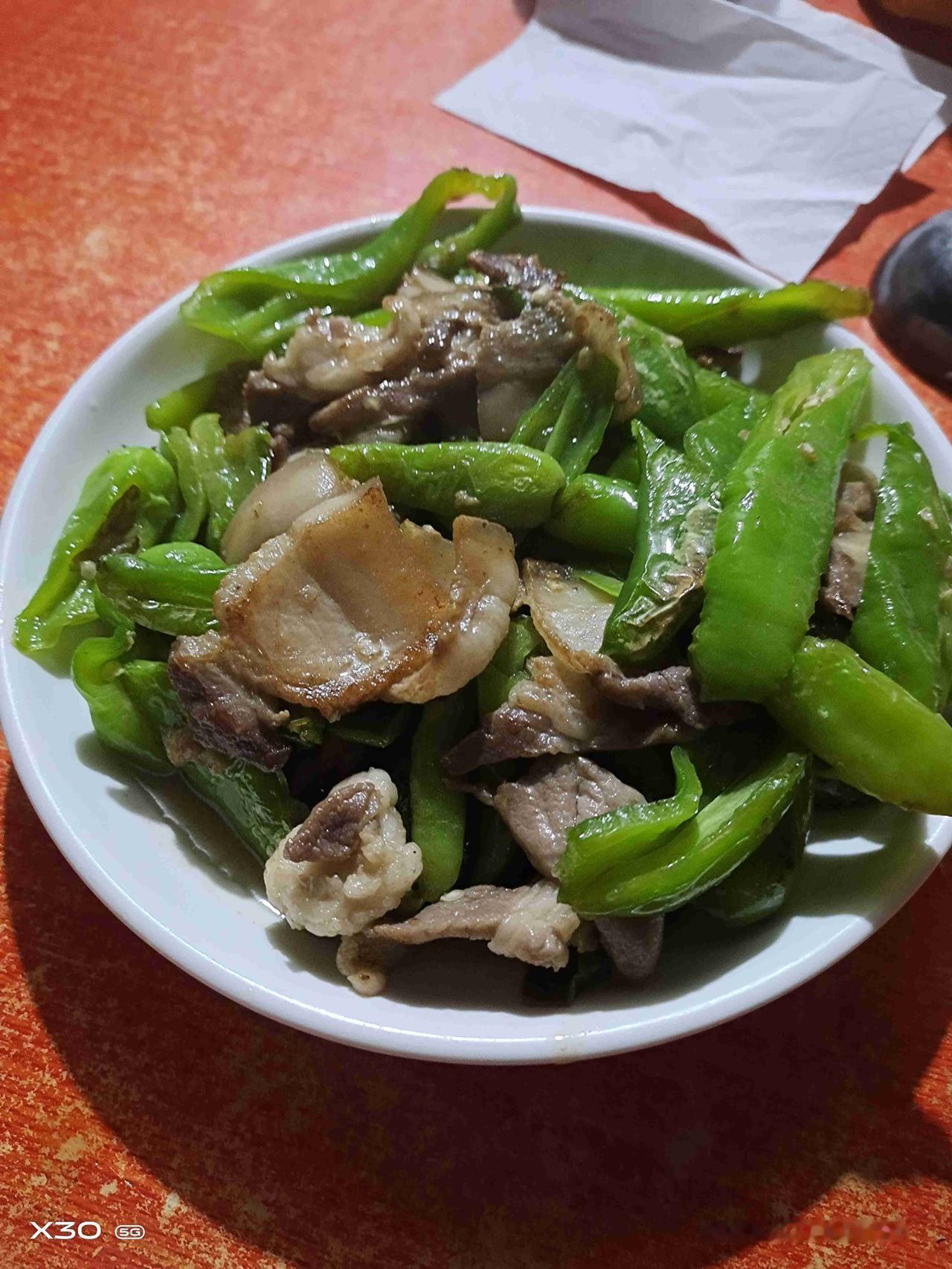 我的今日状态：😁轻松愉快
我这里的天气：☀️晴天，今天晚上肥肉炒青椒秋日生活记