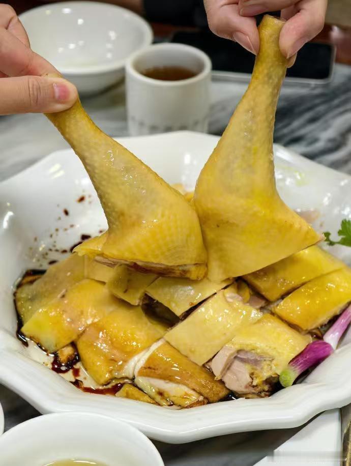 广州人因为一只鸡吵起来了广州饭桌的经典论战永远围绕一只鸡，白切鸡、烧鸡、豉油鸡各