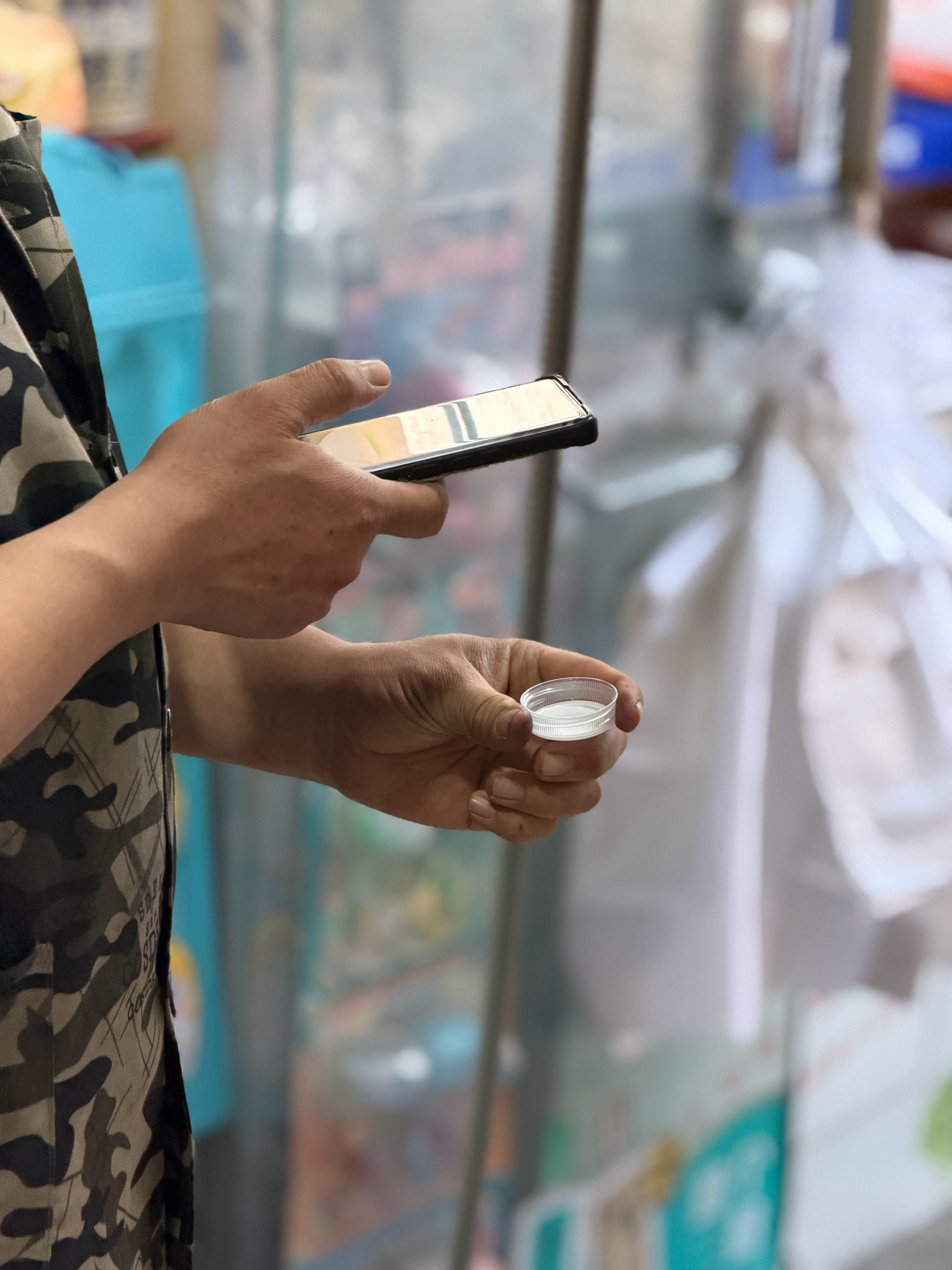 哈哈哈，超市老板骂了五分钟农夫山泉中奖的二维码，怎么都扫不上。。