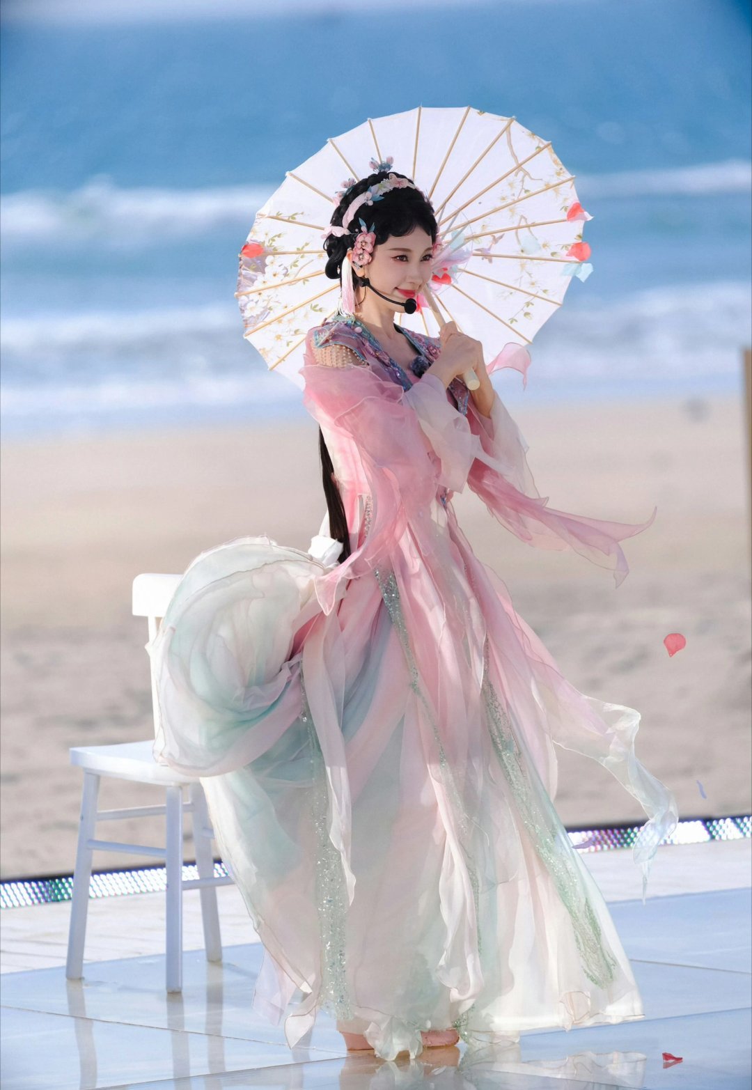 张小婉唱跳好稳张小婉实力跟拉票整活一样夯 莓果甜心本心，卡点卡在我心巴上。最绝的