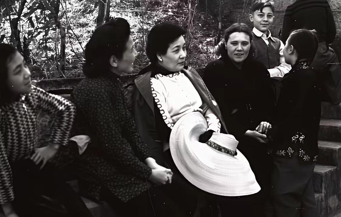1947年4月（清明前后），浙江宁波奉化溪口，蒋介石携全家返乡祭祖，这是抗战胜利