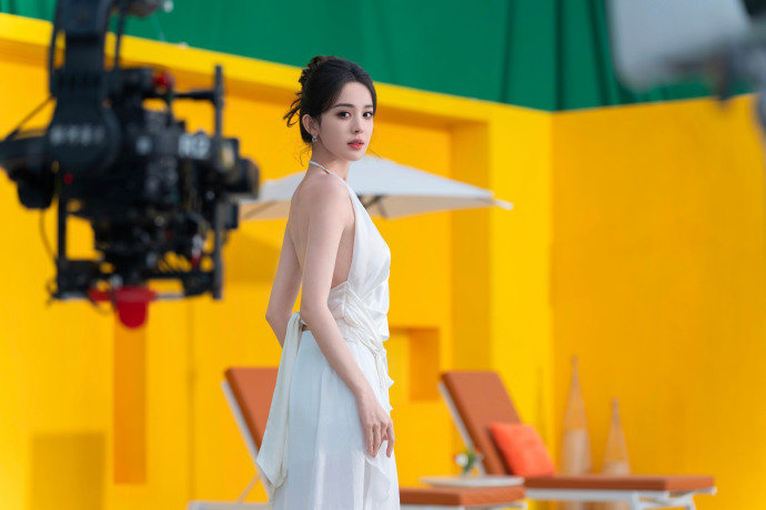 娜扎一键入夏 娜扎盘发露背白裙造型 娜扎一键入夏，娜扎盘发露背白裙造型 