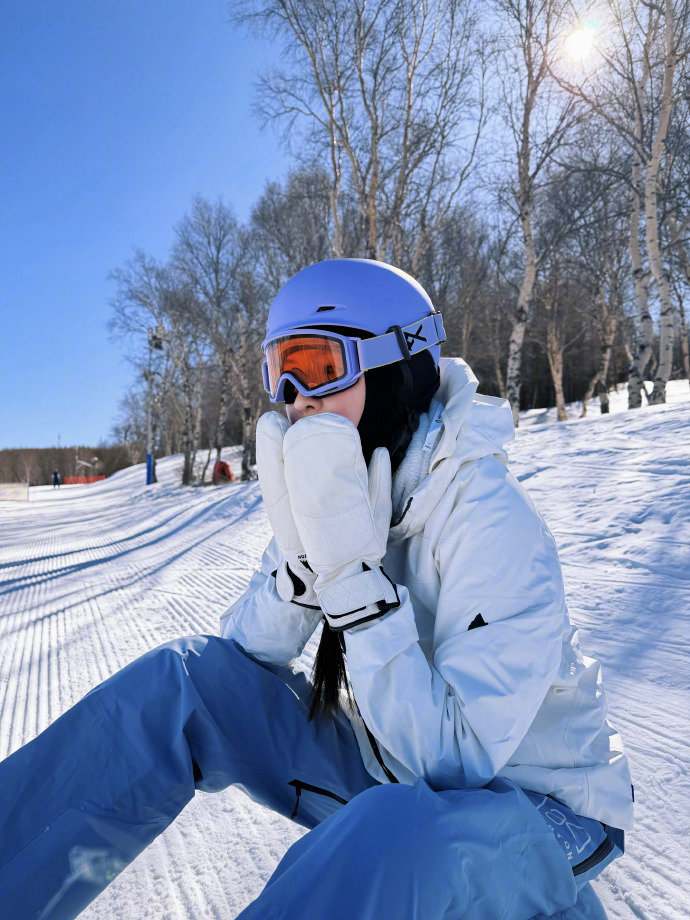 王玉雯哪里摔倒就在哪里躺下 王玉雯滑雪照也太可爱了！配文 “你好！这里不让睡觉！