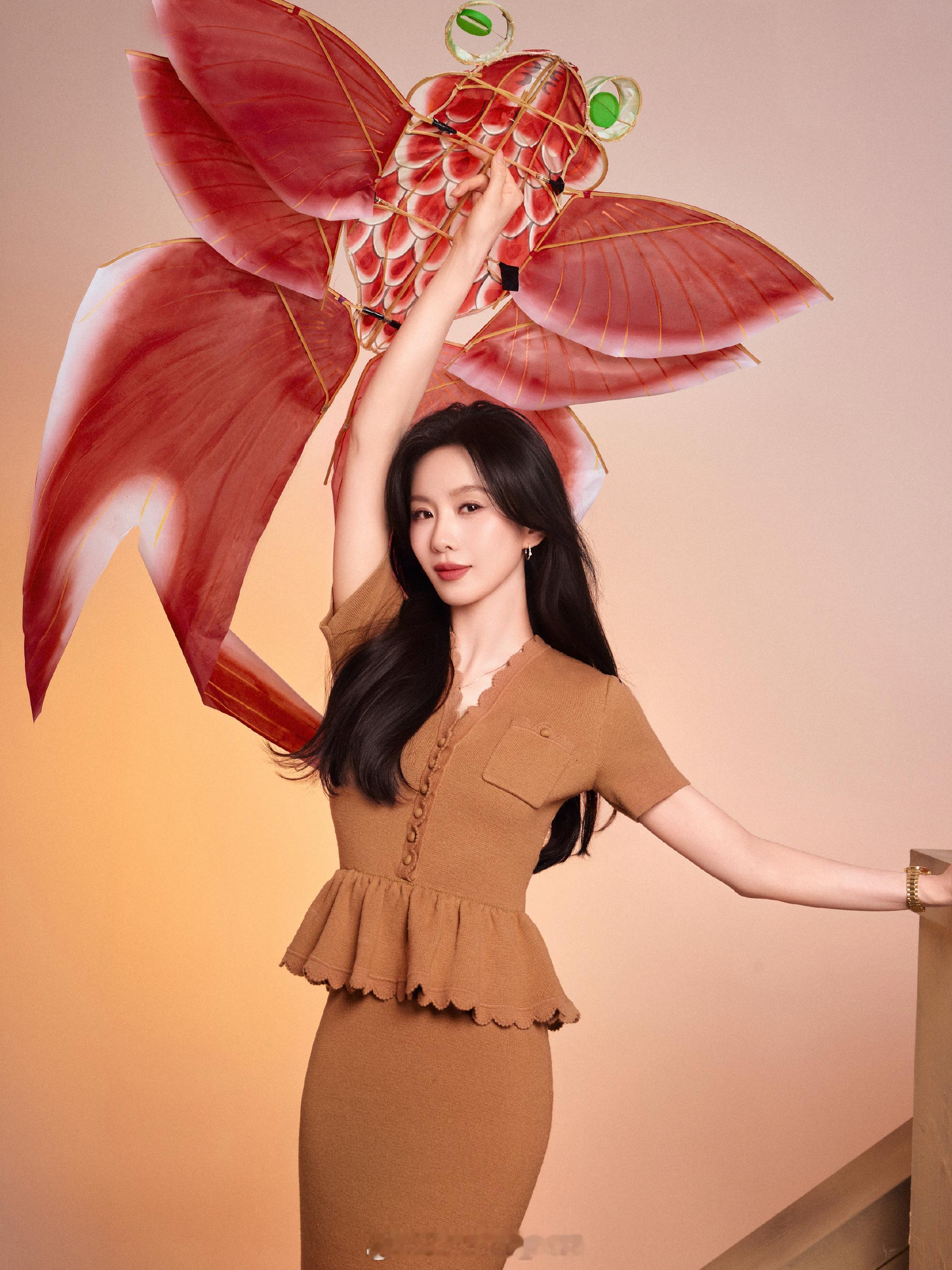 MOK_StarStyle 女明星新春造型大片赏析1️⃣ 倪妮 in M ESS