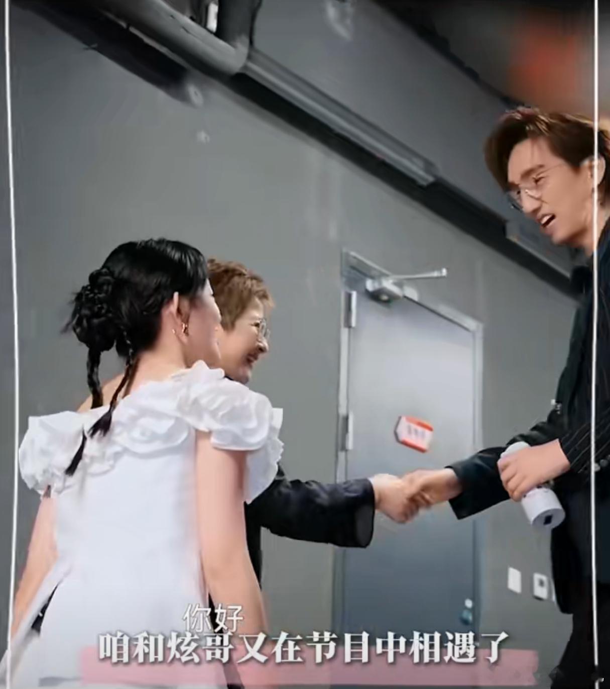林志炫教李莎旻子唱歌林志炫教李莎旻子唱歌，还得是专业歌手，一下子就发现了李莎旻子