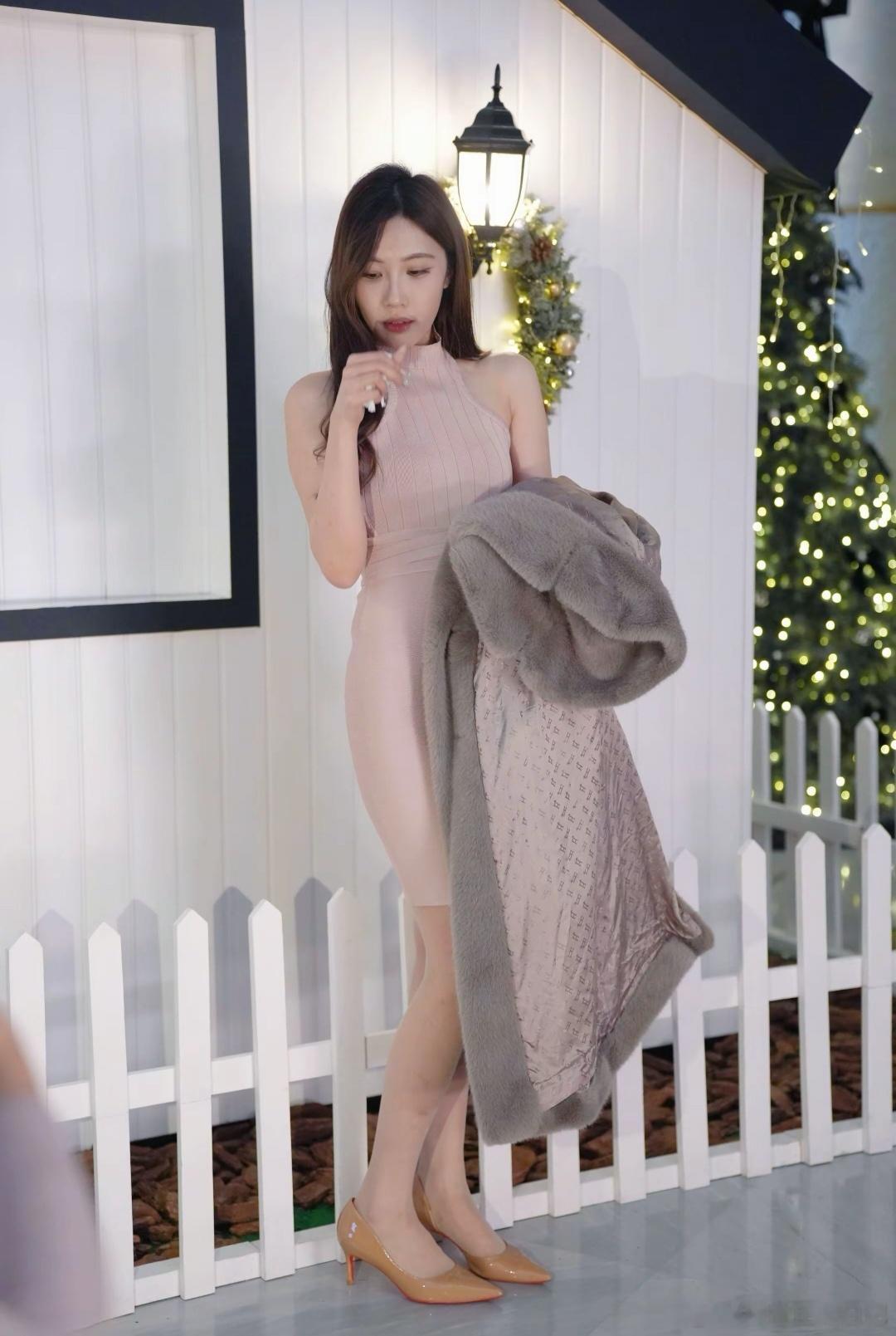 顶级街拍颜控正义日记的红包美女