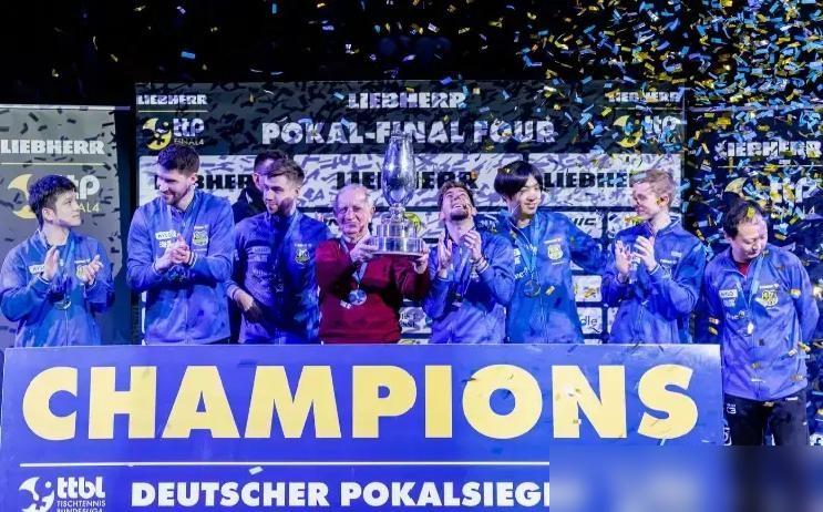 樊振东不跟萨尔布吕肯续约了。
转头加盟杜塞尔多夫俱乐部，接着在德甲打球。
他在萨