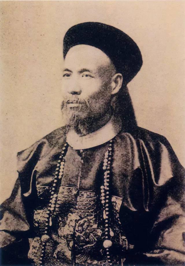 曾纪泽是曾国藩的次子，清末最出色的外交官之一。他在当时做了两件引人瞩目的事：一是